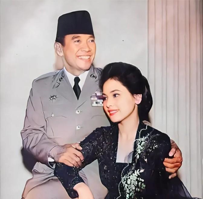 1959年，日本，58岁的印尼前总统苏加诺与19岁的日本艺伎“根本七保子”留下了