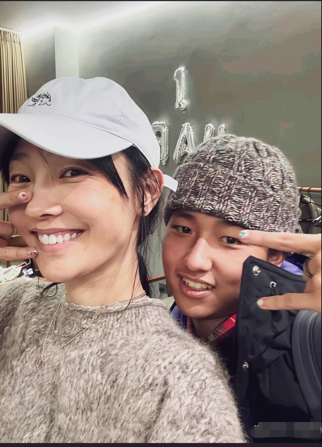 白百合儿子可比他爹帅气多了！