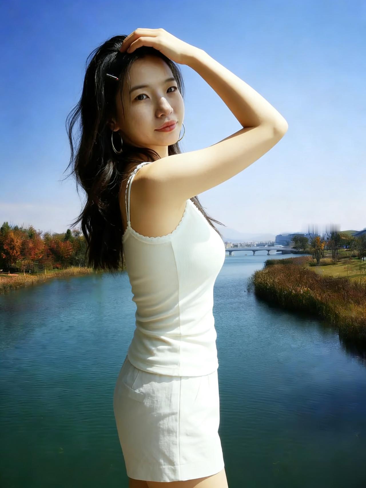 她是河畔最先接住晨光的人风穿过白吊带的蕾丝边把影子揉进波纹里桥在远处卧成一