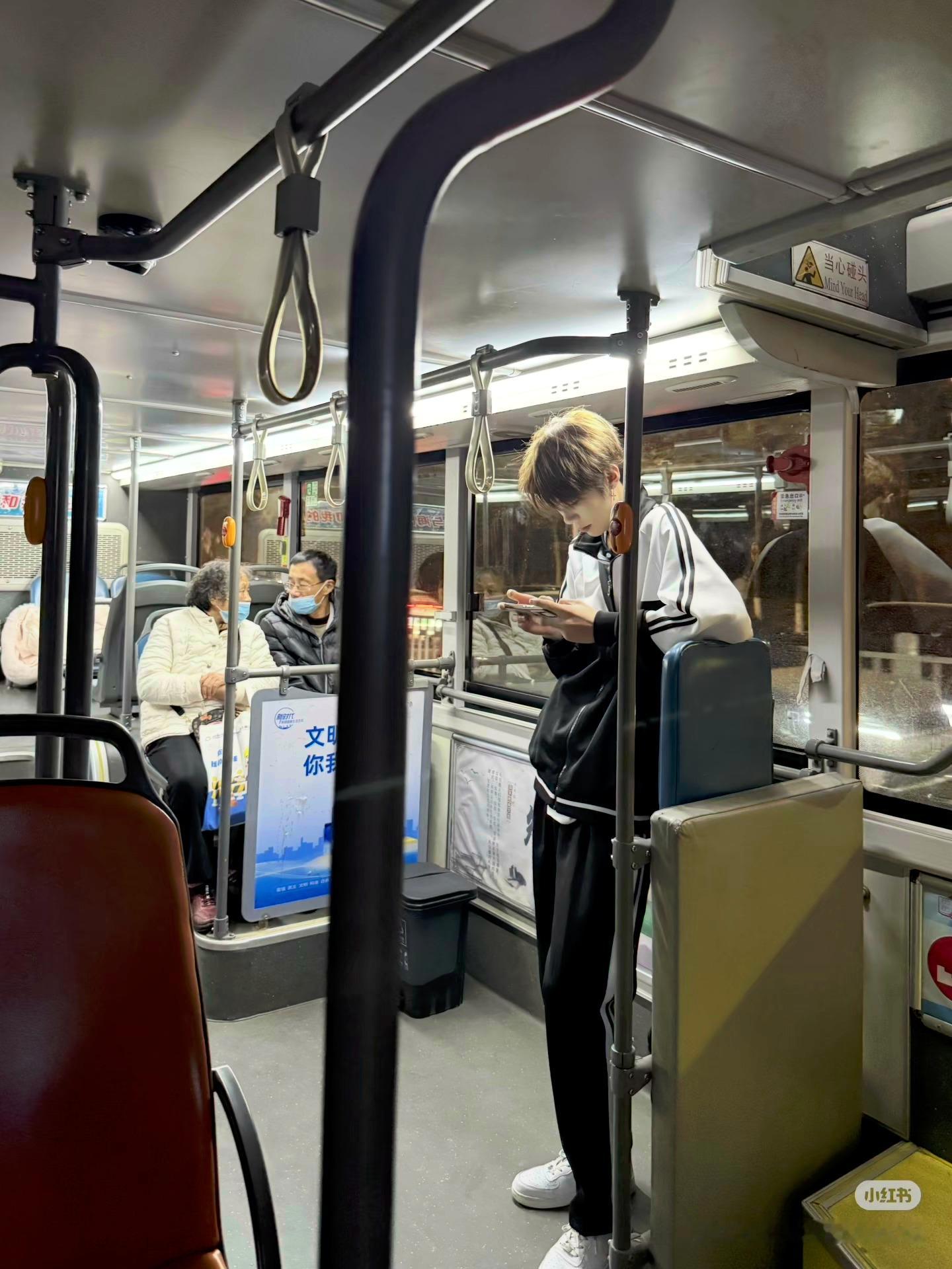 原来现实生活中真的有李徇不过高中应该不能染黄毛吧这张不像偶遇偷拍像摆拍诶