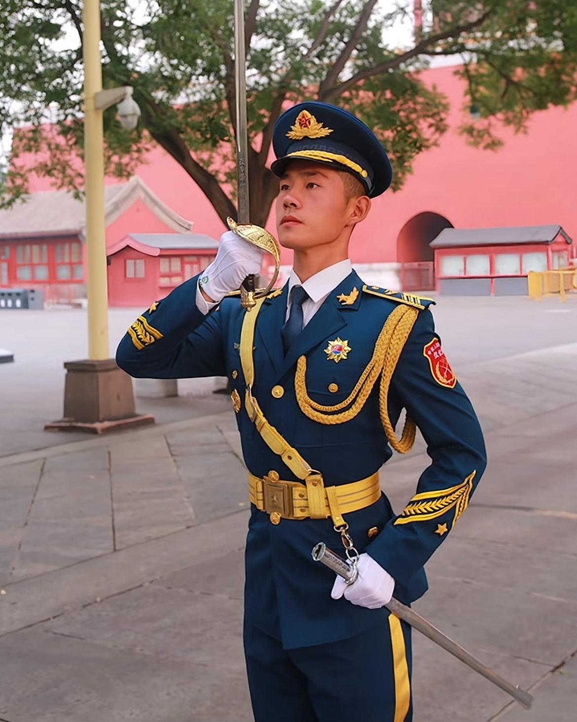 前天安门国旗护卫队队长“徐班长”被控诉断崖式分手，本人发声回应曝未婚妻隐瞒婚史，