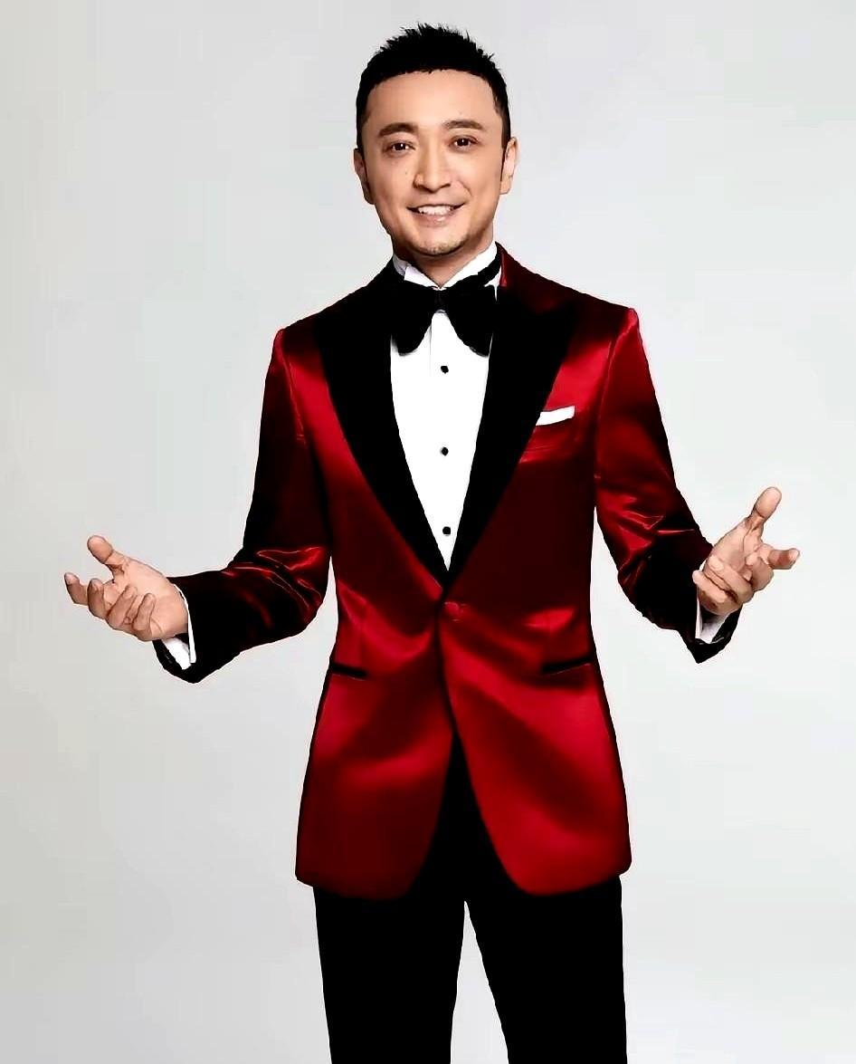 那个被全家围在C位的孩子，原本是个“意外”。他出生前，家里已经有了三个孩子。