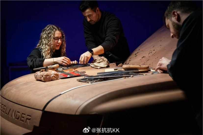 今天这场发布会，让人印象深刻。天空下起了细雨，大家却都兴致勃勃。这个品牌的名字叫