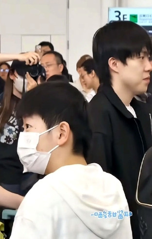 莎头组合升舱了，最后是一起走的，这下大家高兴了吧，他俩现在喜欢竖着晃，晃着晃着到