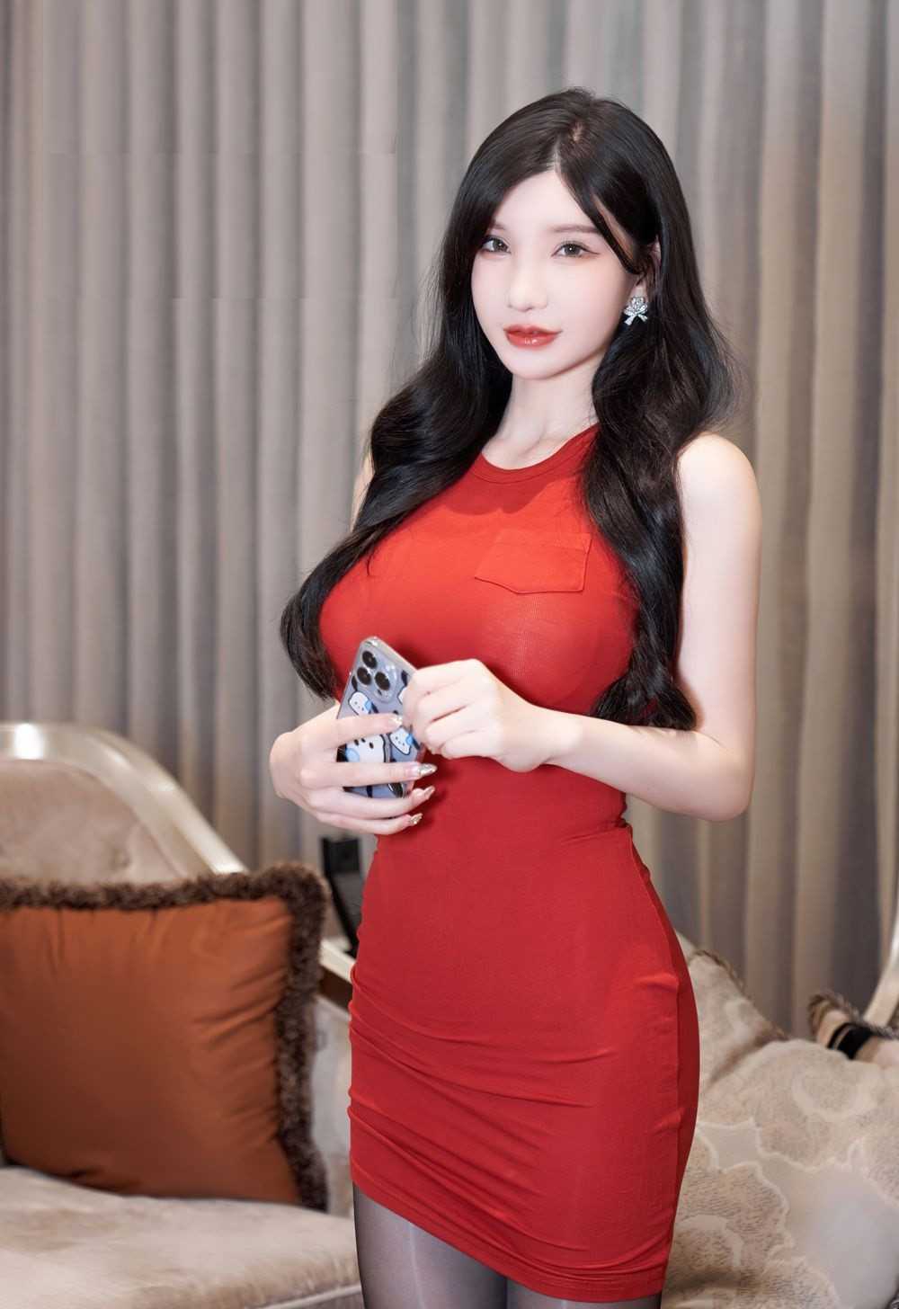 那一抹中国红连衣裙穿在身上是那样的耀眼夺目