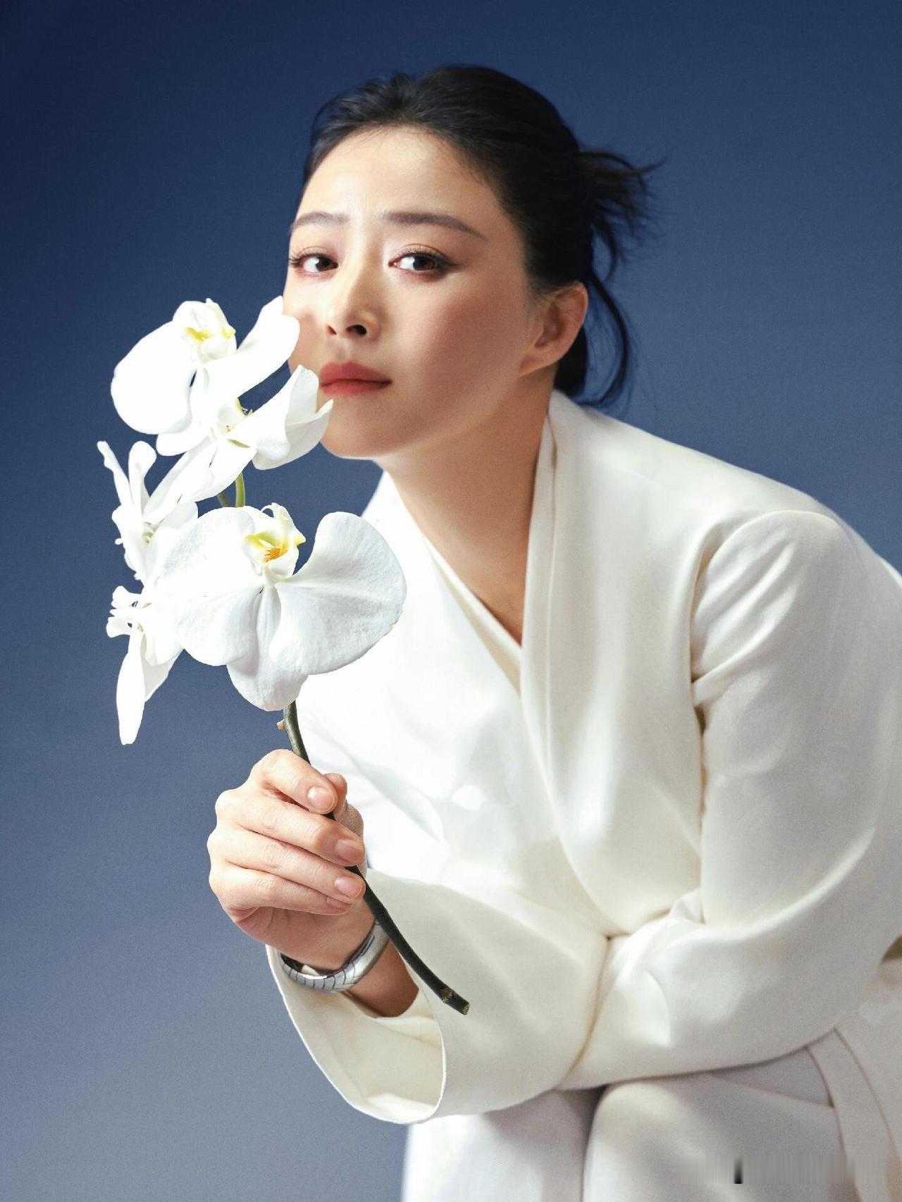 6月24日，43岁演员蒋欣发文说：“五分钟的成片，摄影师直呼刺激，就这样了，你们