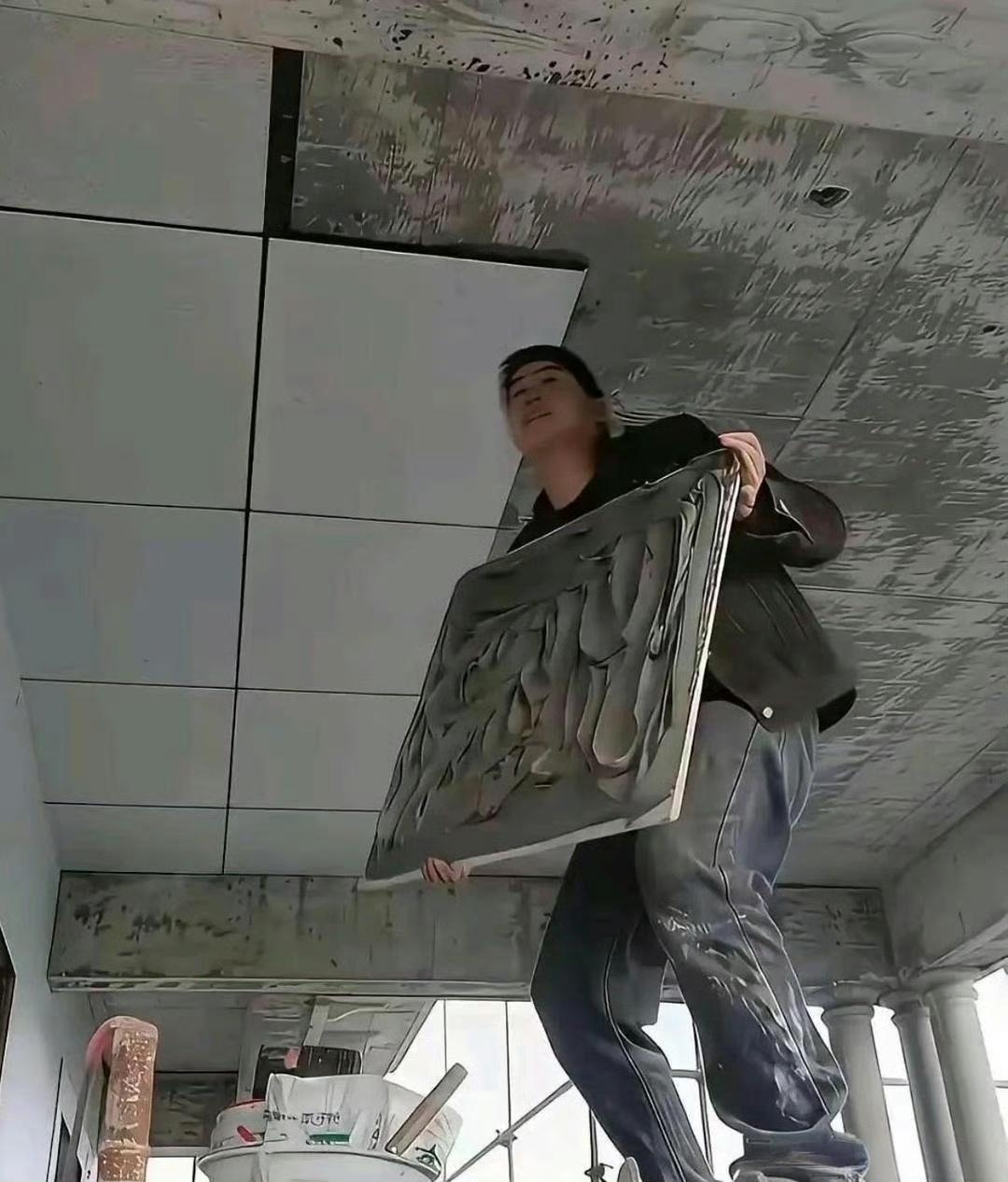 好家伙，一个敢贴，一个也真敢住！