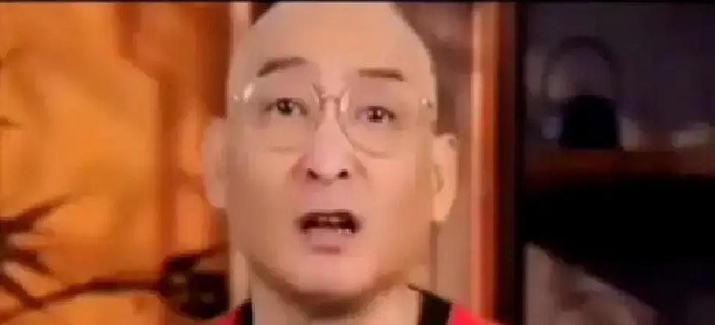 一个徒弟当众给师父下跪磕头，师父转身就走，场面尴尬到极点。视频一出，网友炸锅，