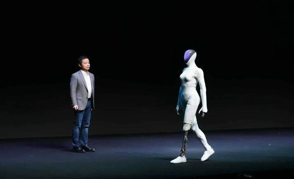 何小鹏哽咽再辟谣机器人内藏真人！昨天我虽然也有疑惑，但我相信是机器人，不是真人。