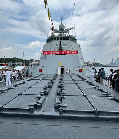 055大驱的垂发单元盖板已经打开，特朗普那几十亿的军售瞬间成了废纸！这次不是抗议