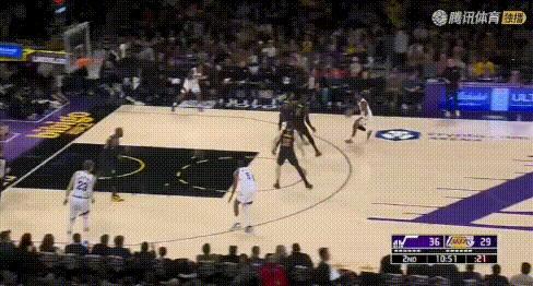 大胆！詹姆斯被一步过弹幕狂喷。图1-2：离着2米远竟被一步过，里夫斯惨被2+1
