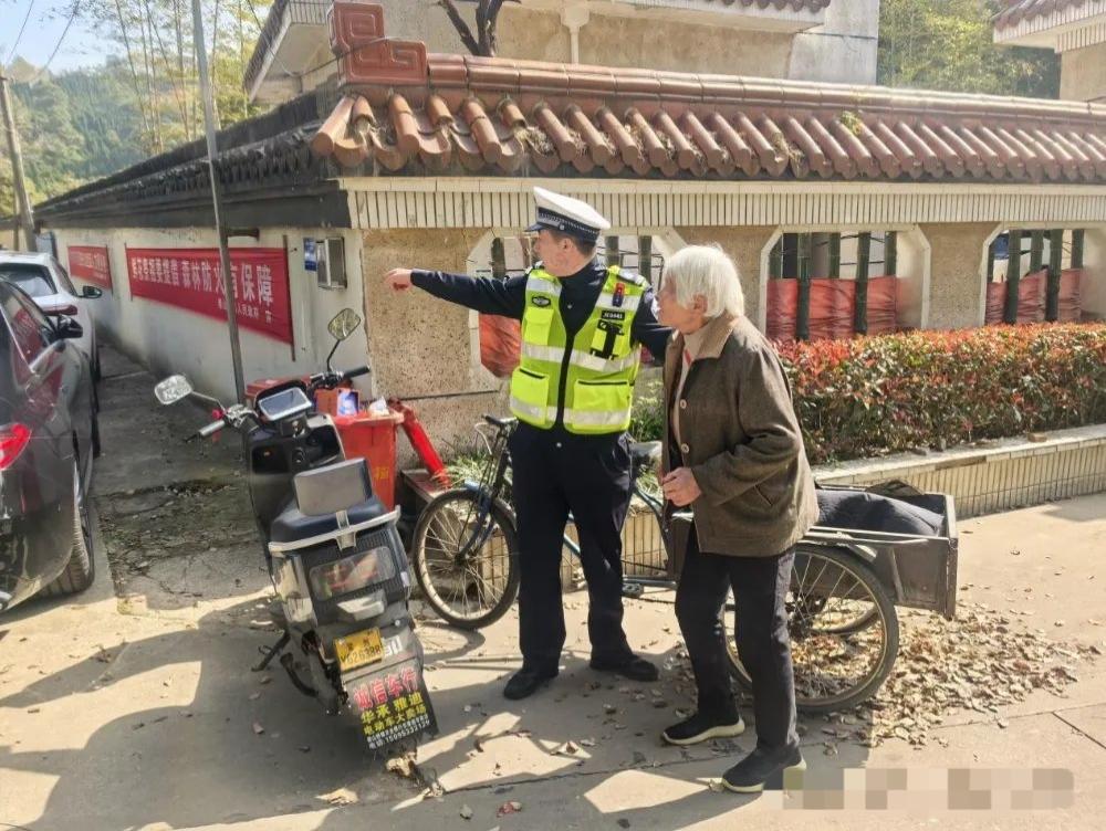 九十岁，蹬三轮十几公里：这是我这辈子，最后一次来看你了近日，江苏常州，一位九