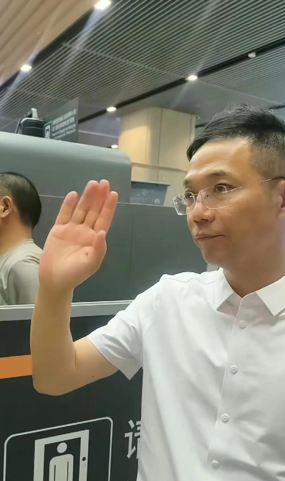 许敏回去了，李律亲自到车站送行，许敏紧紧握住李律的手，一再地说感谢的话，千言万语
