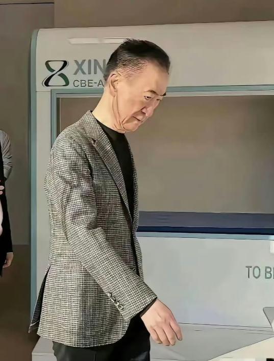 这哥们怎么也这么瘦了。