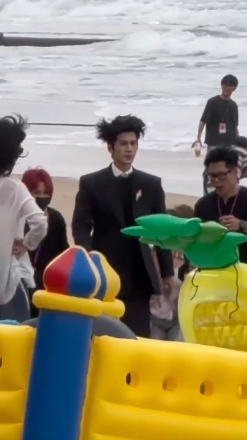 张凌赫被吹成张凌乱，跟米卡撞衫。米卡去年时装周走秀穿的高定今天张凌赫穿去ELL