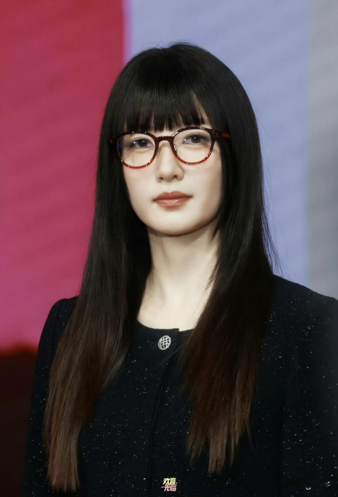 这居然是江疏影！今天，江疏影参加活动，造型是黑长直发型+职业包臀套装，走知性风