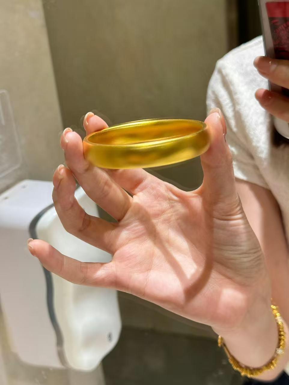 我问了金店上班的小姨，现在的金饰还能买吗？我小姨一脸惊讶，凑到我耳边悄悄说：孩