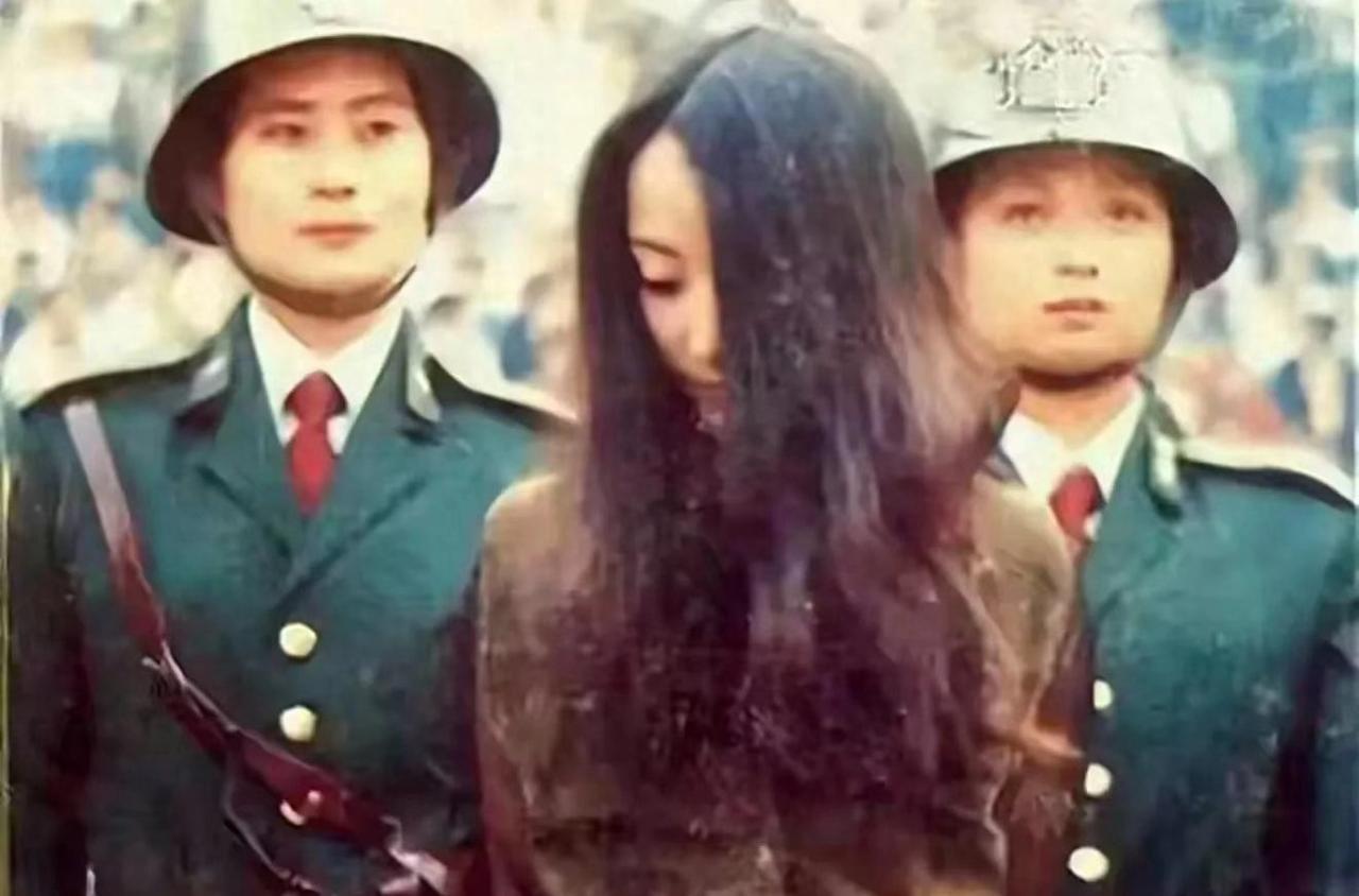 1983年的西安，马燕秦住在十八平米左右的旧屋里。她离异病退，带着两个女儿，家里