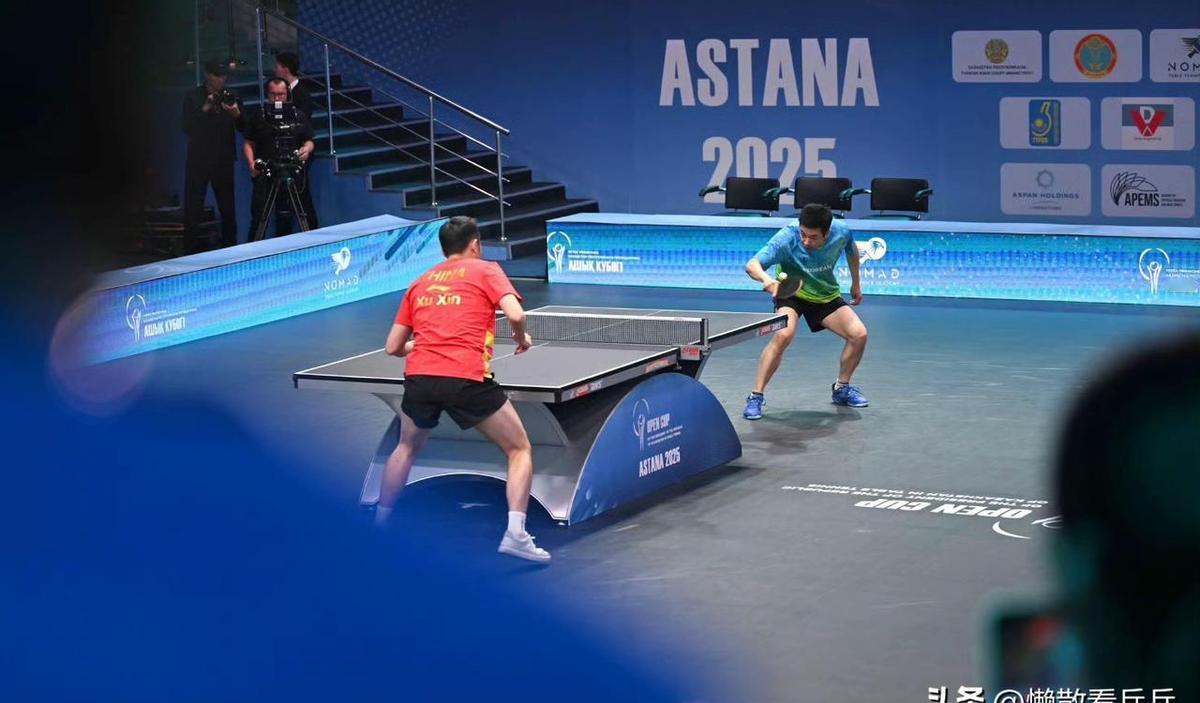 许昕又穿上了那身红衣服。不是复出，是回来教孩子打球。哈萨克斯坦的球场上，他还