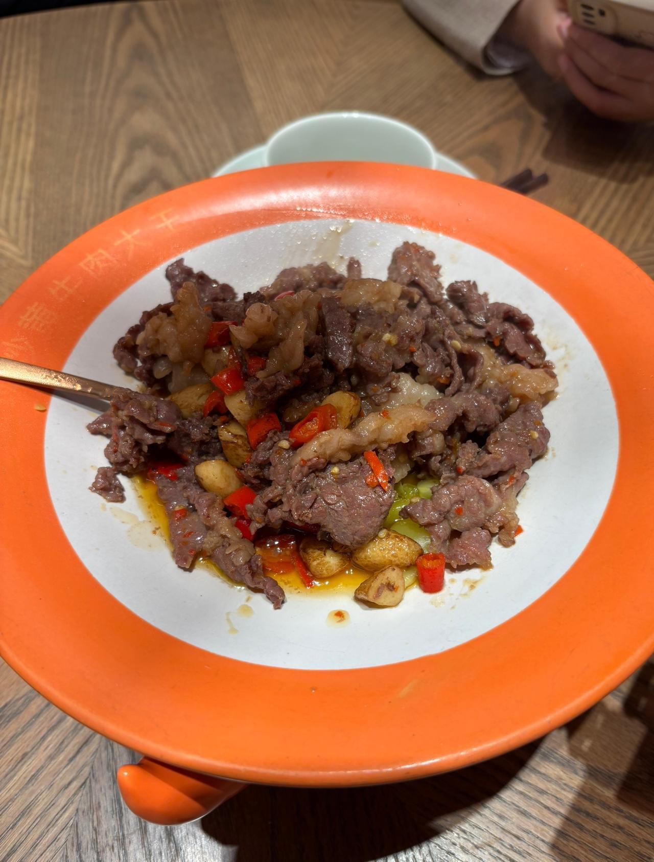 今天中午去了一家以卖牛肉为卖点的饭店，刚进去的时候人声鼎沸呀，生意非常得好。