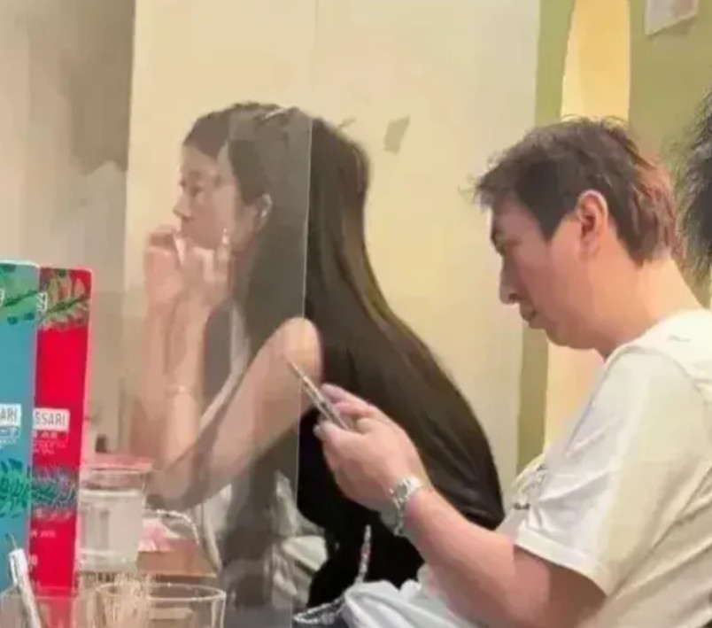 万万没想到！快40岁的王思聪又火了！他的公司被何猷君用37亿收购了，现在他整个人