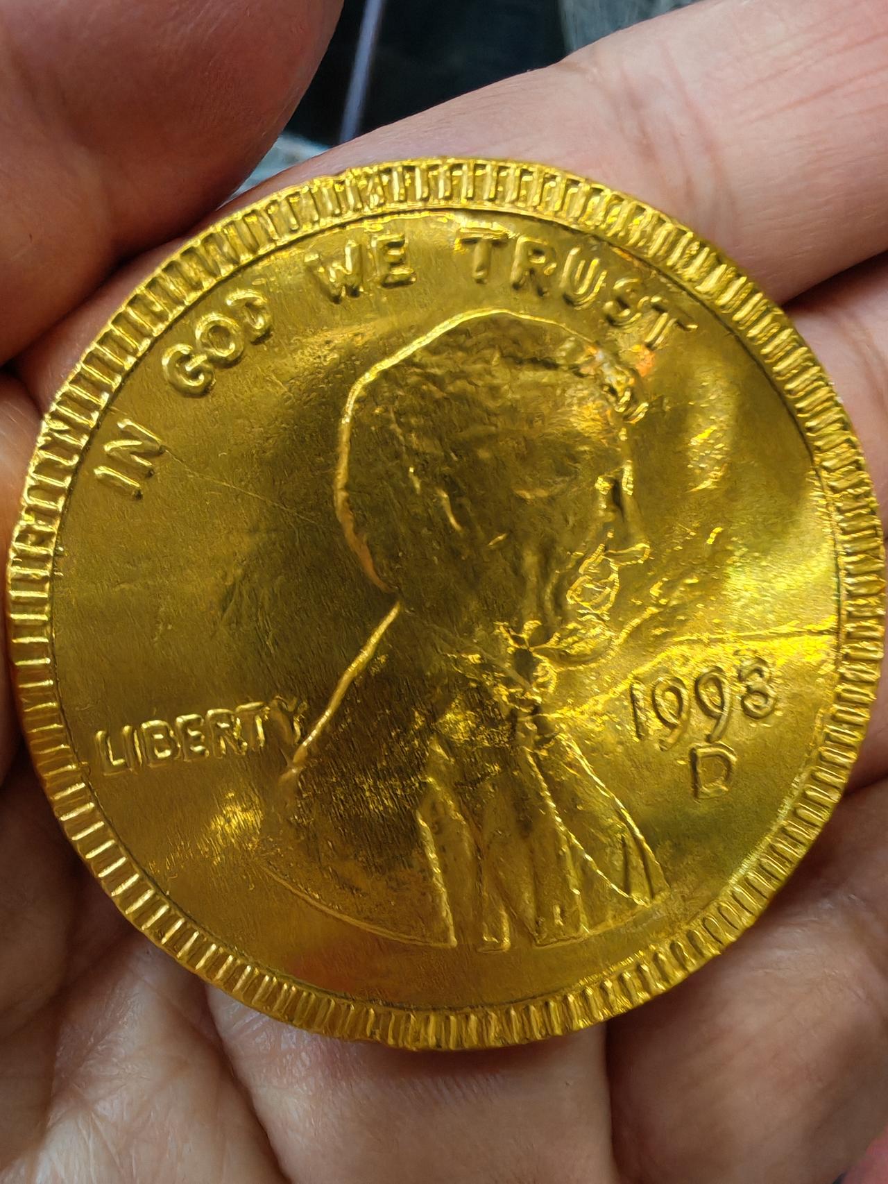 晒图笔记大赛这是金币吗？是金币巧克力。我打开尝了一点，很好吃，就是太甜了，不敢多