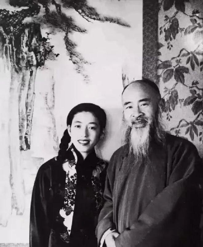 1947年，48岁张大千，向女儿闺蜜徐雯波求婚。洞房花烛夜，16岁徐雯波羞答