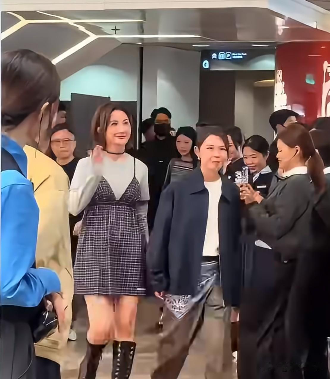 蔡卓妍阿Sa婚后出席活动，被拍到疑似怀孕迹象。当天阿Sa身穿背心裙搭配平跟长筒靴
