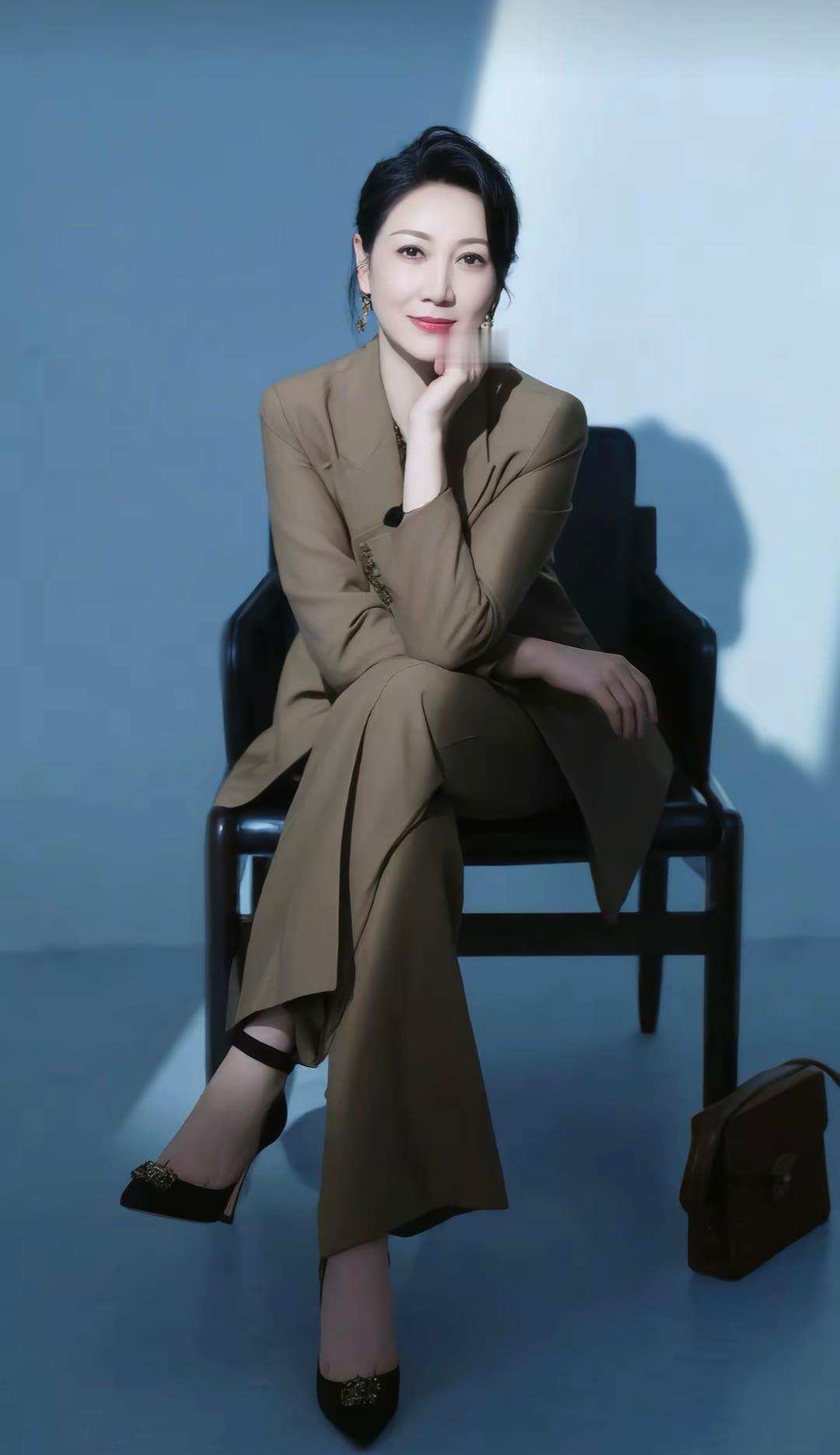 上班通勤怎么穿？西装套装自带高级感，利落剪裁勾勒职场气场，内搭简约白衫平衡正式感