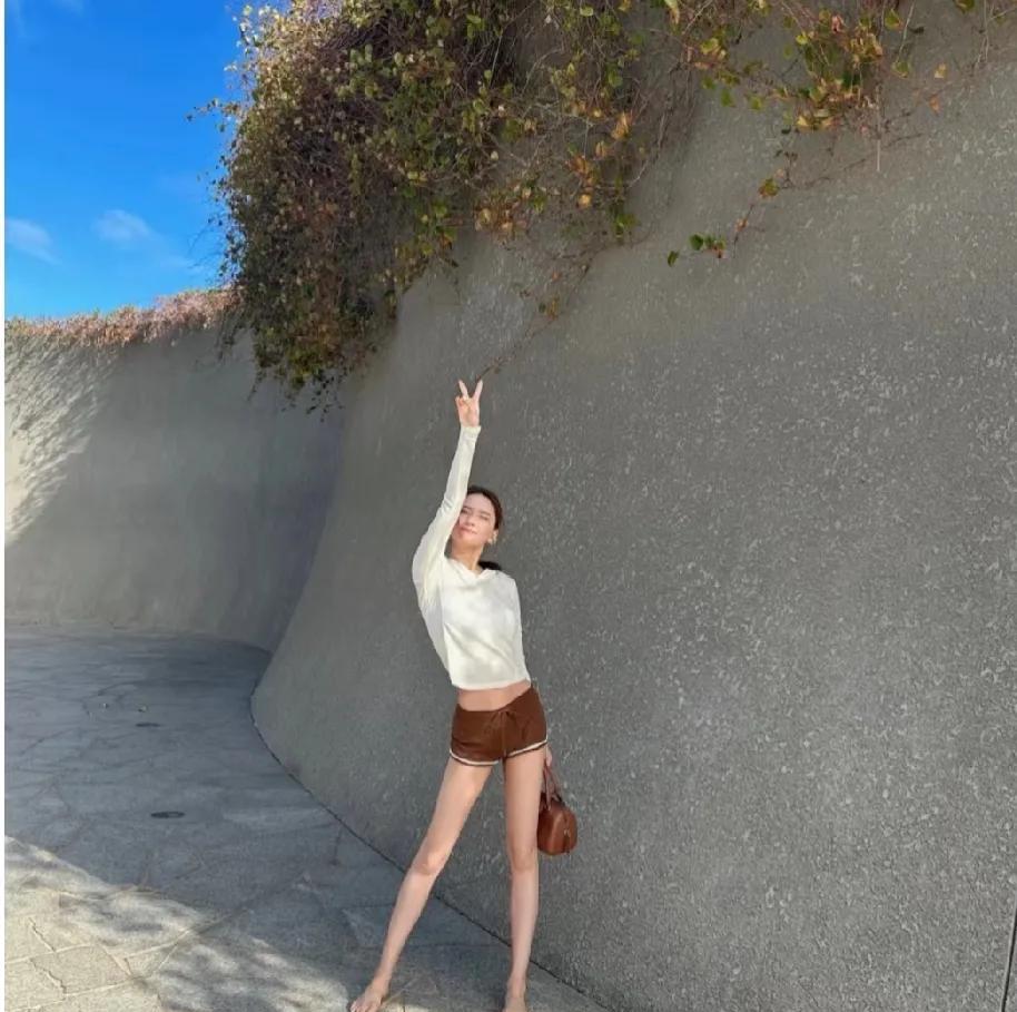 怪不得窦骁喜欢何超莲呢抛开何超莲富家女孩的身份不说这身材和长相应该没有人会不