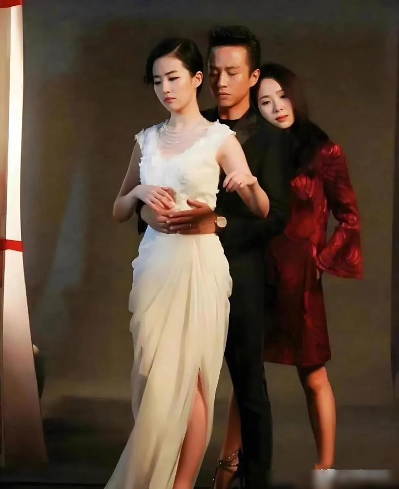 邓超脸都黑了，这事孙俪知道吗？刘亦菲和江一燕左拥右抱先把事说清楚：就是一