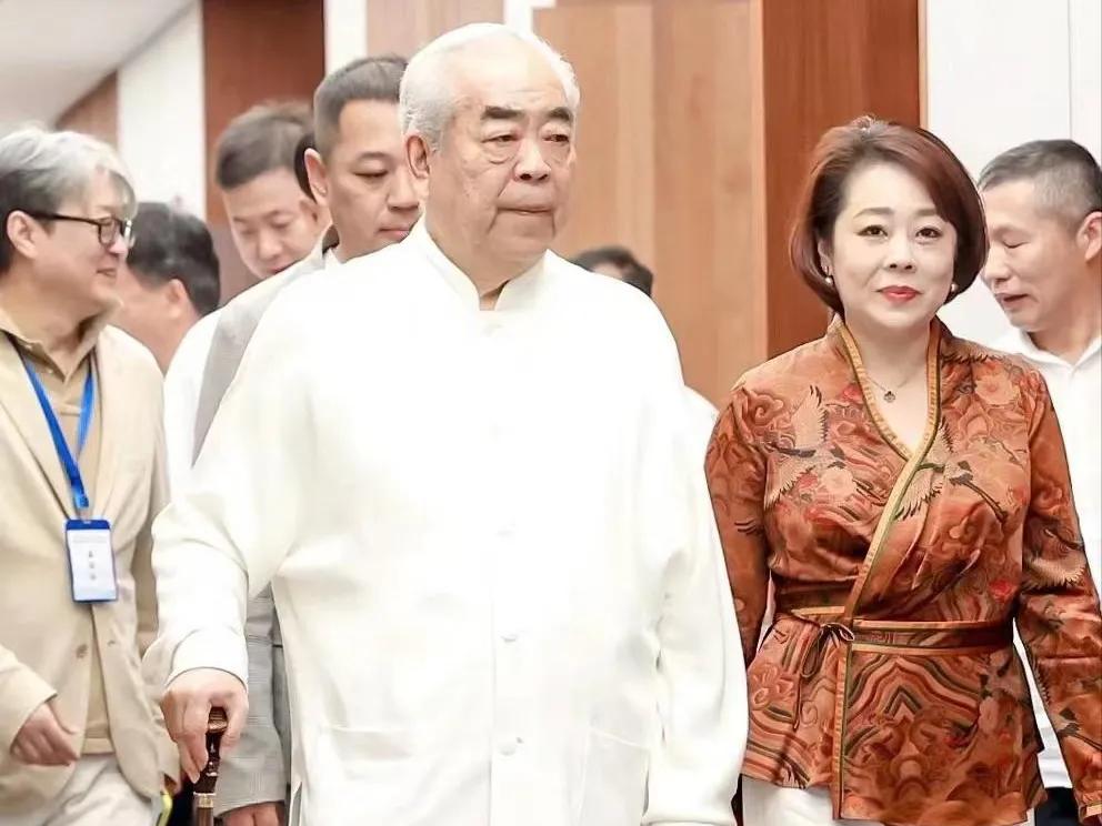 书画家范曾女儿称父亲失联，背后真相引发全网关注！8月17日，新加坡《联合早报