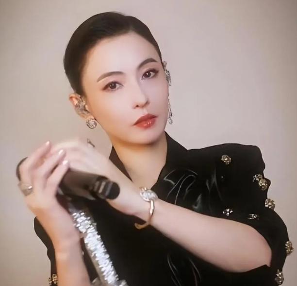 谢贤送别仪式现场曝光惊人一幕！早已和谢霆锋离婚多年的张柏芝，竟然在众目睽睽之下特
