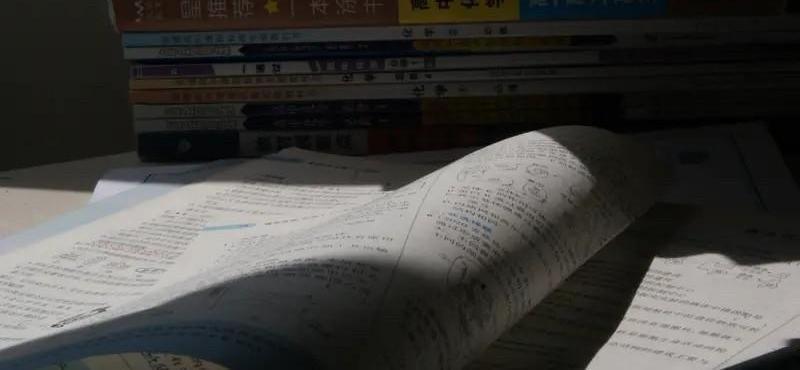 深圳这回动真格了，直接把教辅的口子扎到了高中头上。这事在家长圈里传得沸沸扬扬。