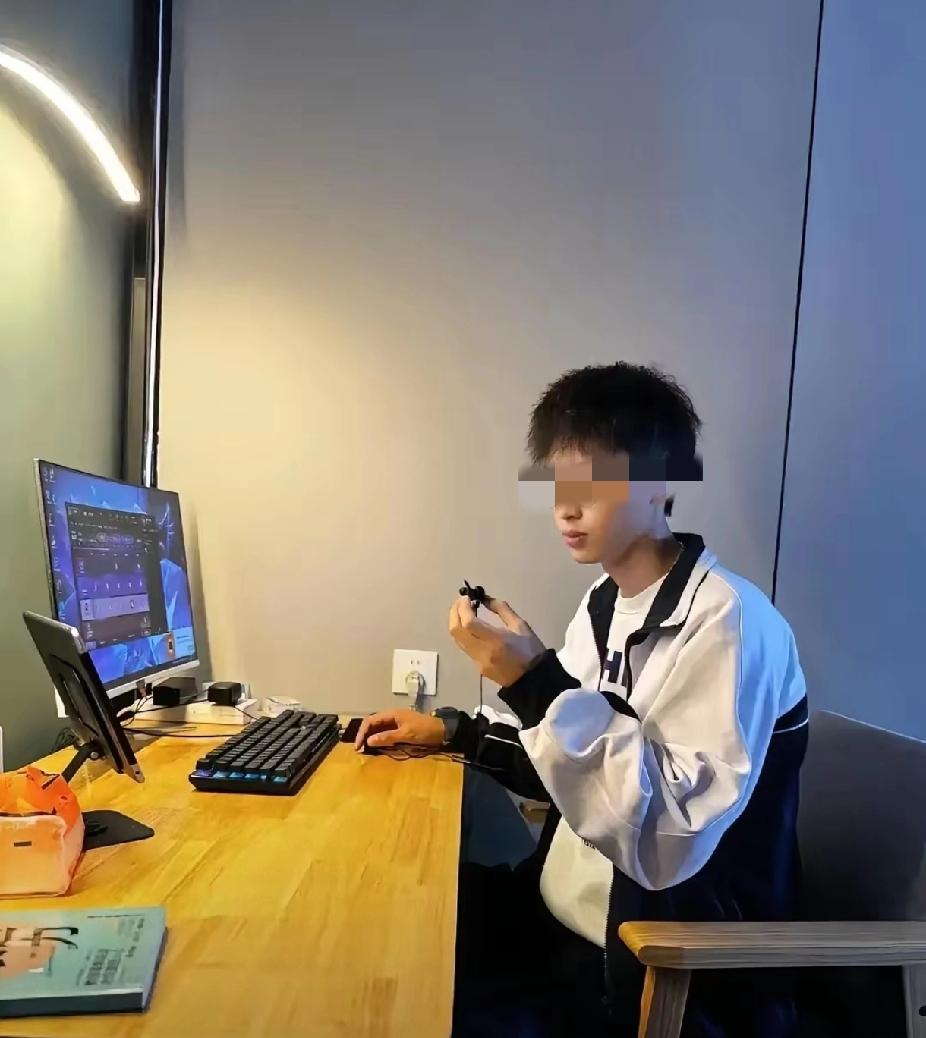 用行动说话，比任何语言都更有力量。为了能让父母妥协买苹果手机，这高中生男孩在家