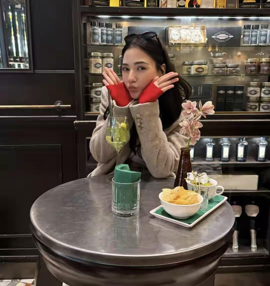 娜然在个人社媒晒照，眼尖的网友一看就知道这是男友视角，纷纷夸赞霍启山拍照水平好。