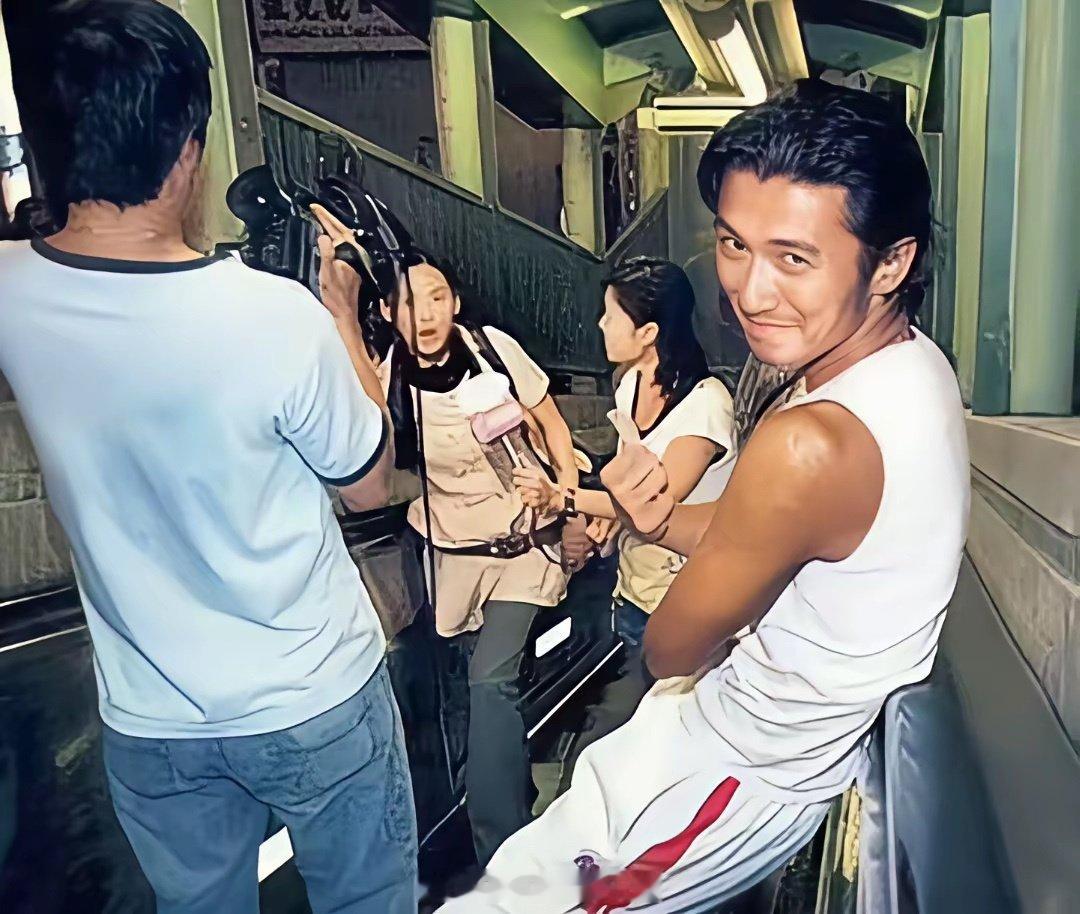 这是2006年谢霆锋张柏芝公布恋情后不久港媒在路边采访两人的照片，柏芝在和记者开心的说两人甜蜜的恋爱