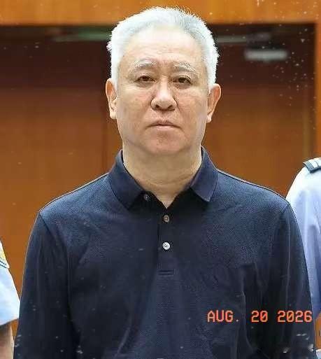 许家印和前妻丁玉梅共育两个儿子，履历都相当不简单！大儿子许智健：他是清华大学