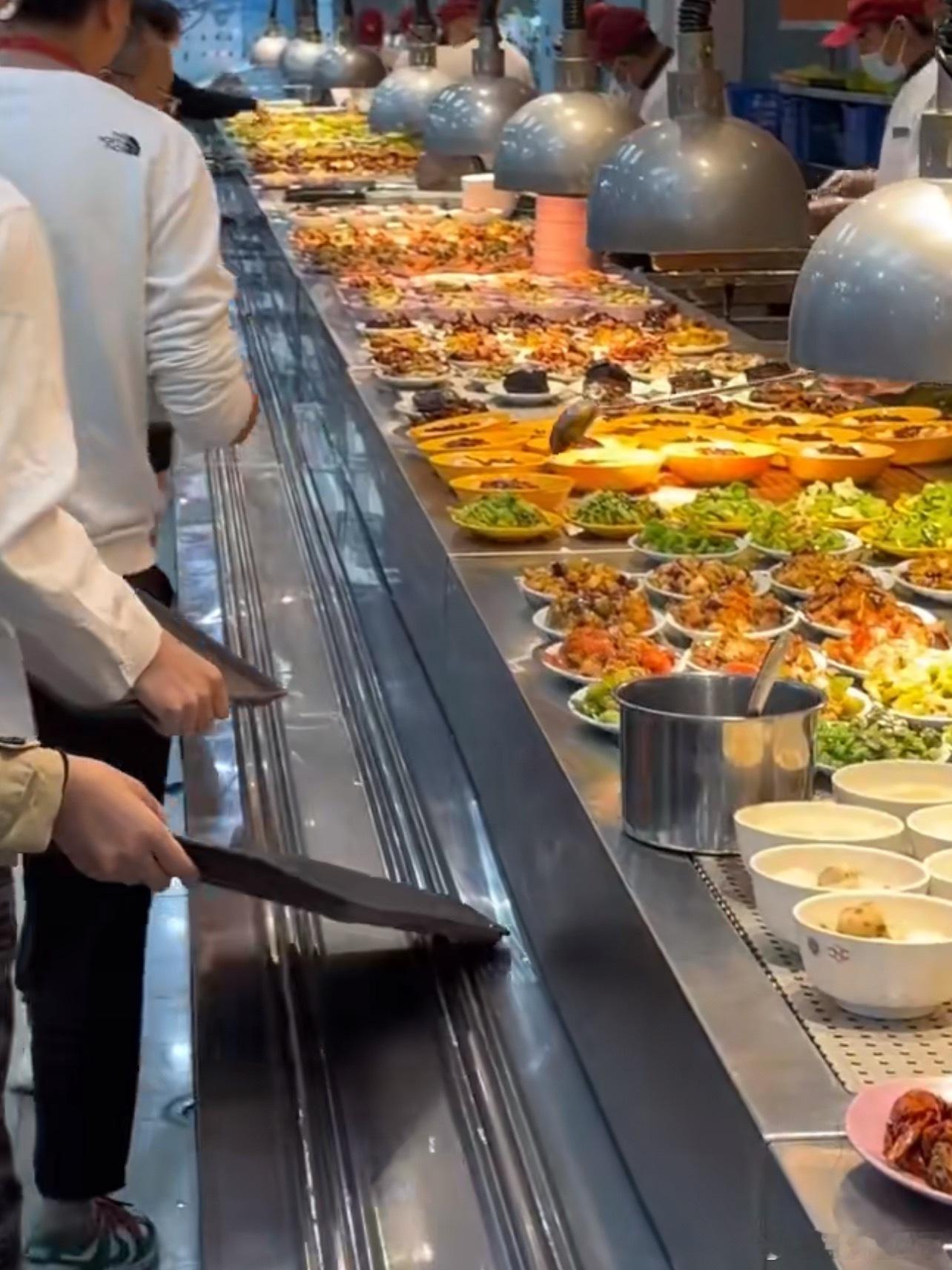 被北京大学的食堂震惊到了当年要知道清华北大伙食这么好，当时一定会头悬梁锥刺股[可