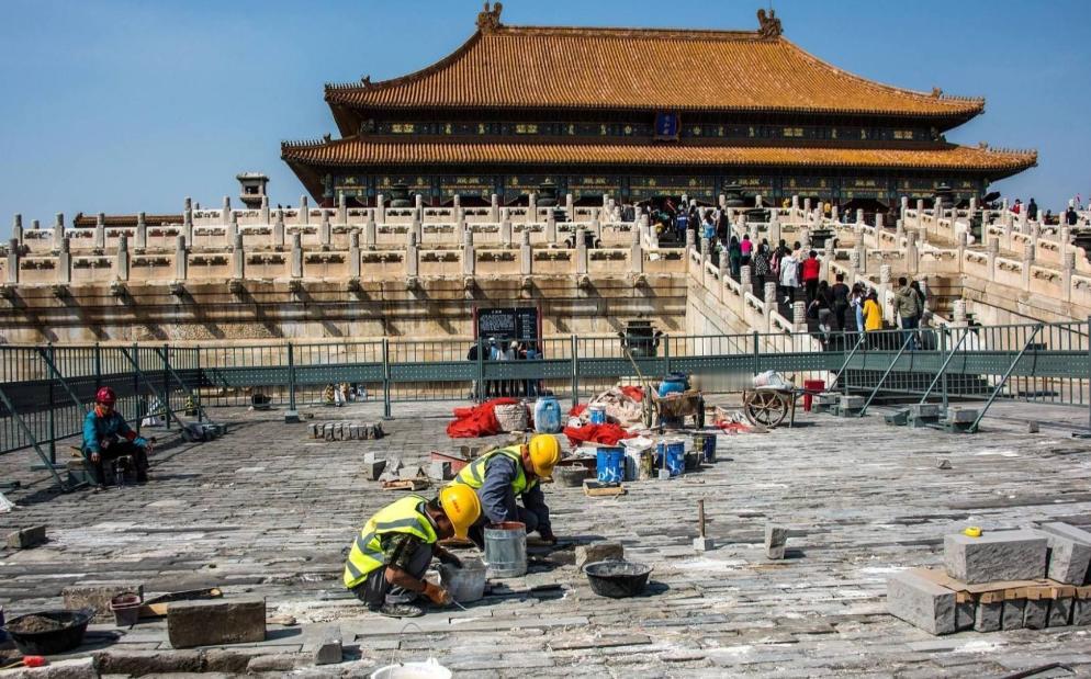故宫缺钱到了什么地步，似乎永远入不敷出？故宫每年门票收入近8亿，文创收入大约15