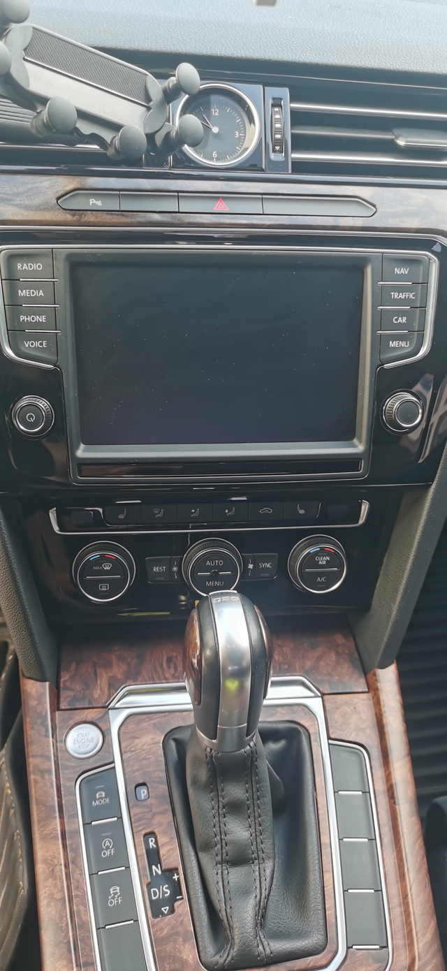 寻找消失的USB我这个车是18款330豪华，当年改装了全夜景显示屏和导航中控，