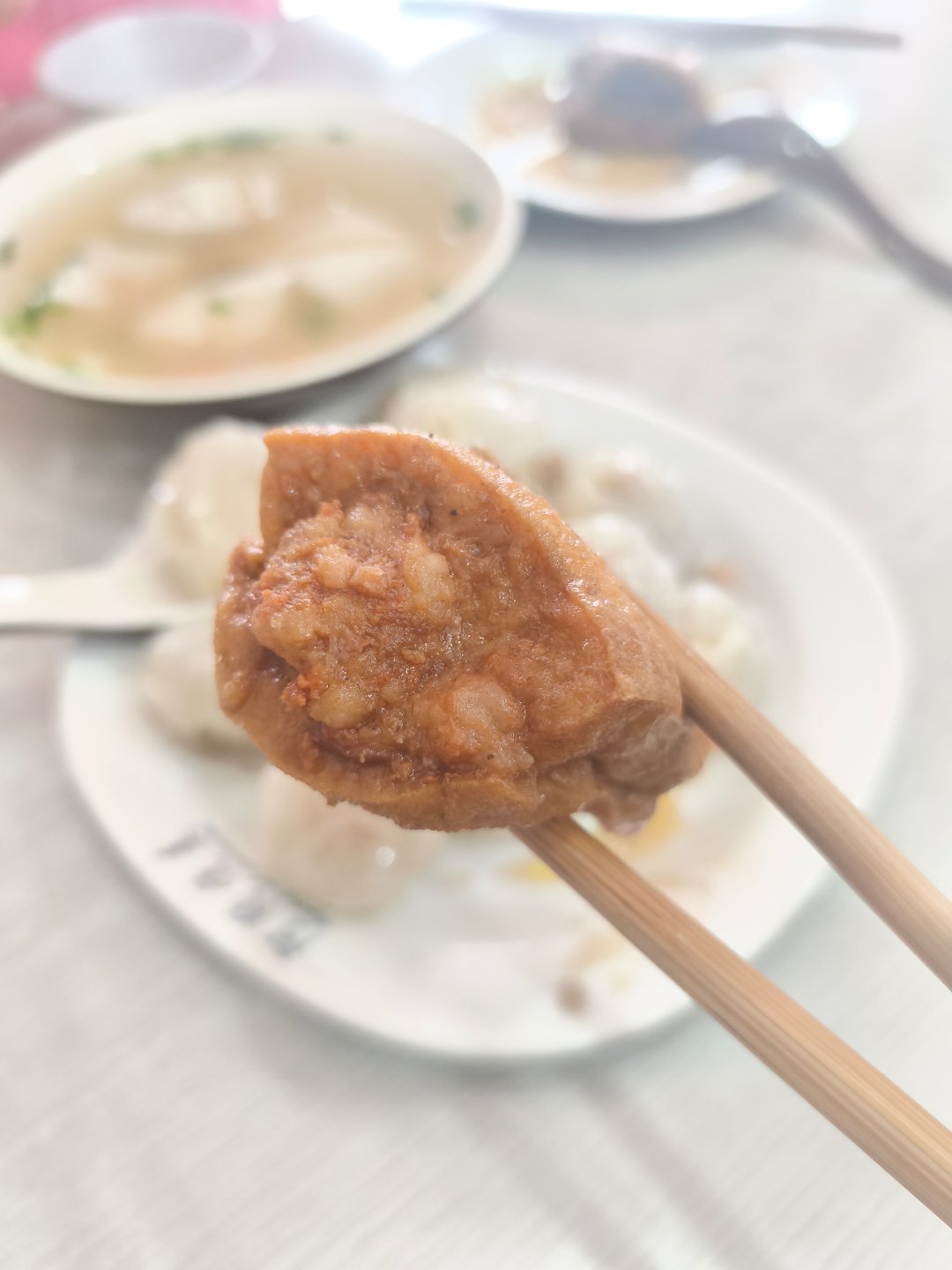 沙县的水晶烧麦非常不错，皮薄透亮，里面包的粉丝和肉，口感软润，一口吃了十个，确实