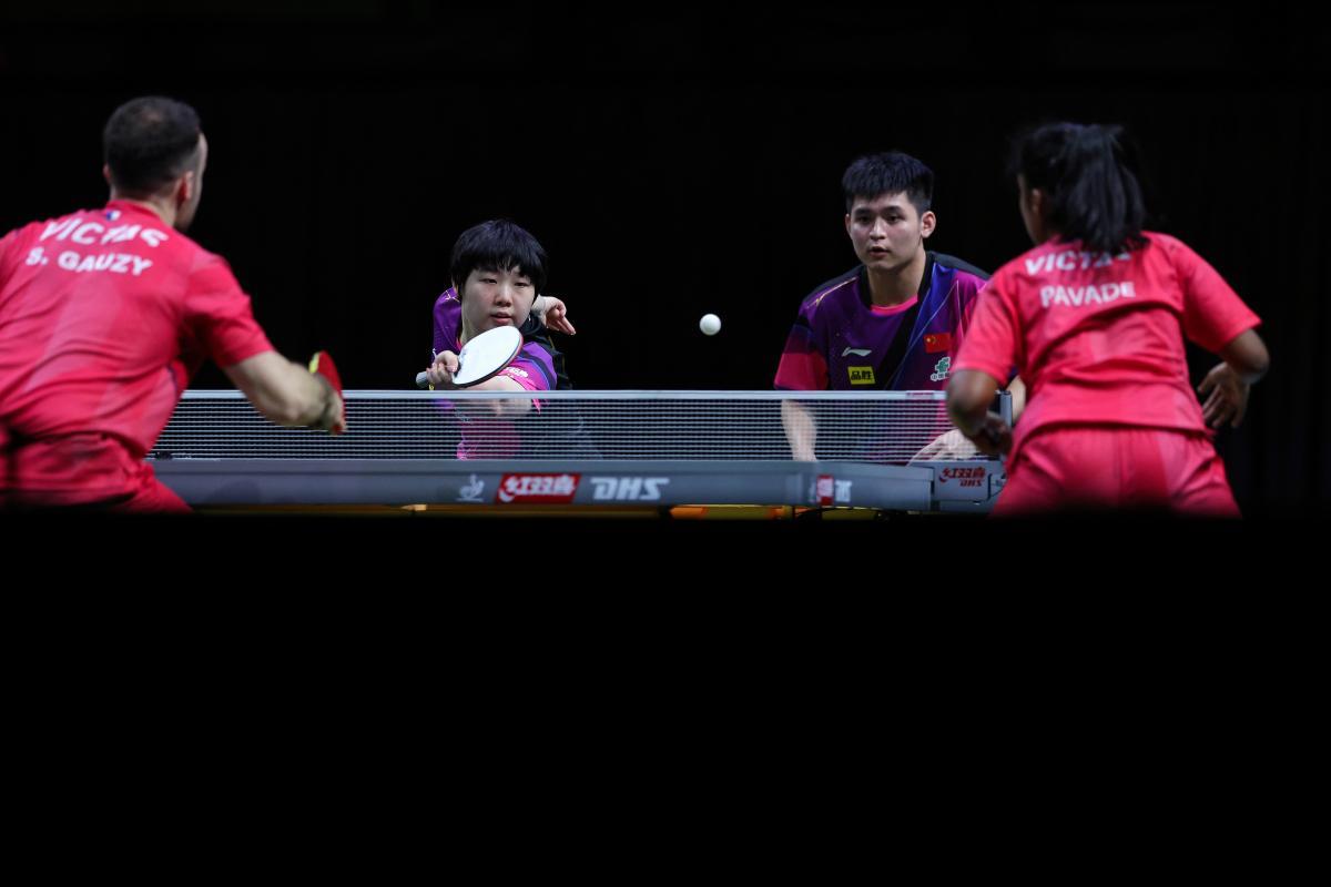 北京时间12月10日，2025WTT香港总决赛开球，国乒混双林诗栋、蒯曼对阵中国