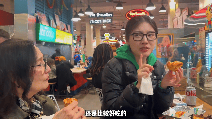 徐冬冬和准婆婆在洛杉矶吃夜宵从互不相识到这般亲昵，全在细节里：准婆婆把刚烤好的