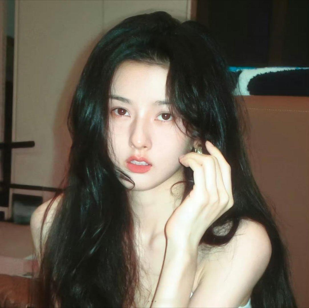 《刺棠》剧组还没进组，演员的身价牌已打疯。张凌赫，等了三个月。他的《逐玉》202
