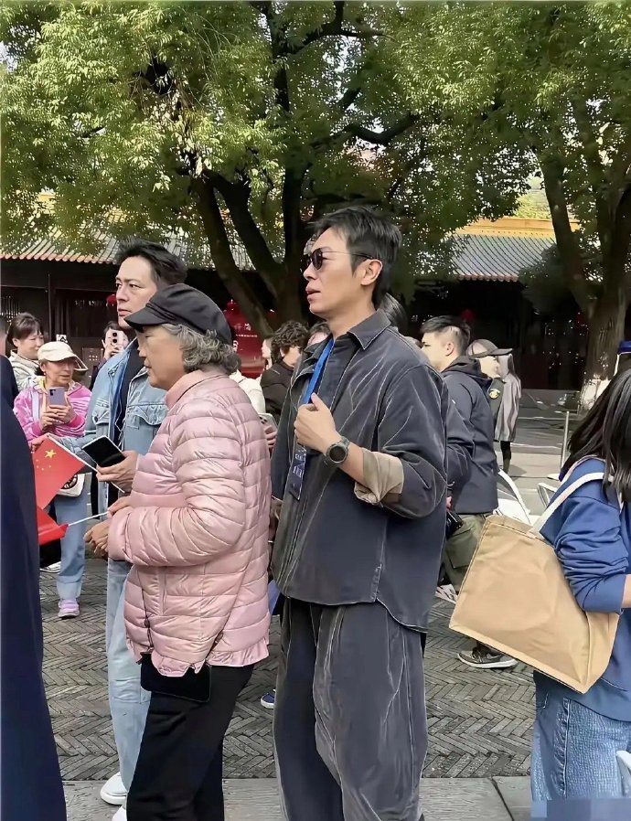 我怀疑碰见了明星，但是一时半会又喊不出他的名字，谁懂啊