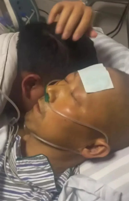泪奔，爸爸快不行了，把儿叫到床前，用手抚摸着孩子的头说：爸要走了，不能在照顾你了