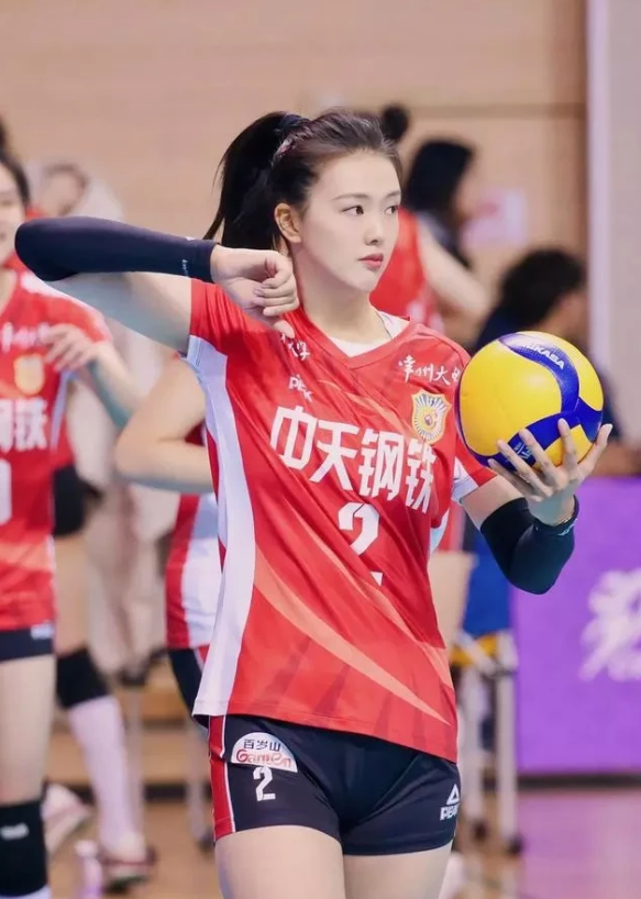 中国女排称得上“老当益壮”的7位球员：1.第一位：张常宁，29岁2.第二