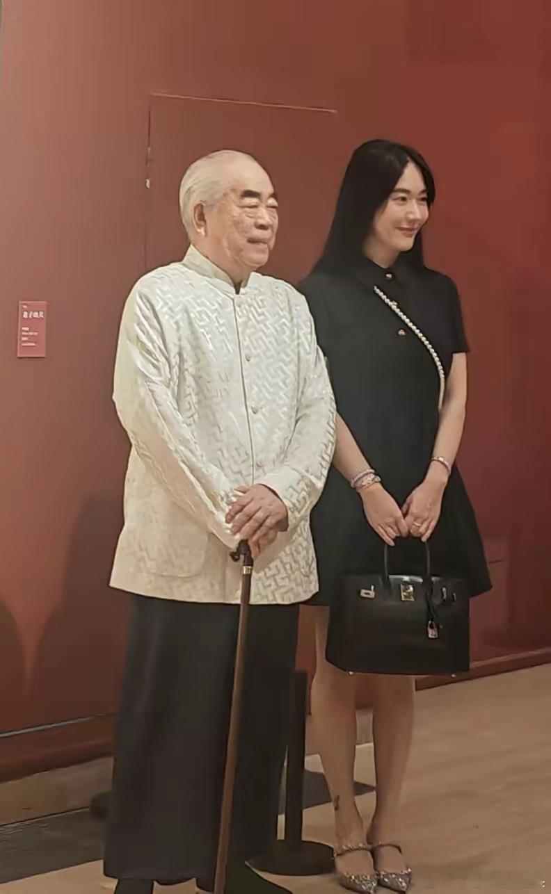 果然女人更懂女人，我问我婆婆，37岁的徐萌为什么要和87岁的范曾结婚，婆婆若有所