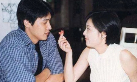 1998年，赵宝刚筹拍《永不瞑目》，男主原定的是陈坤，但看到陆毅的海报后，便有意